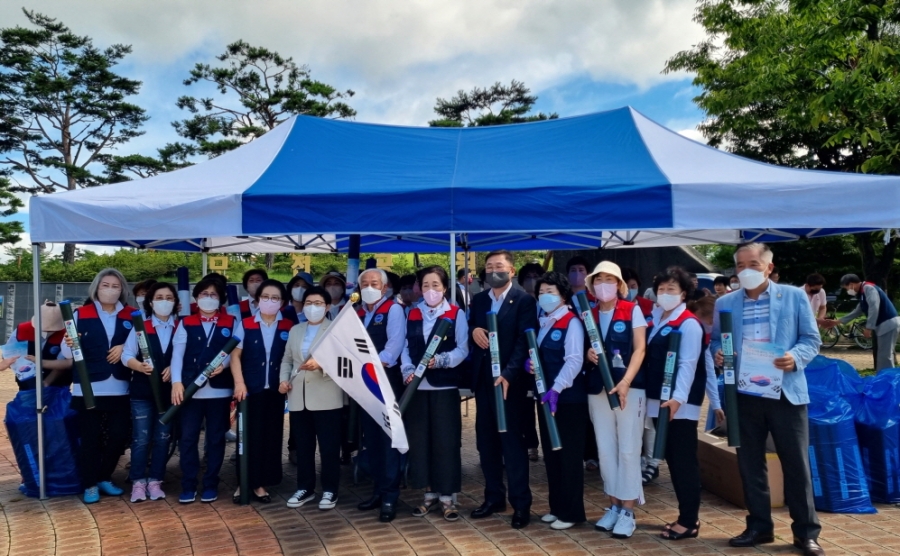 0812 오후 2. 홍보전산과_한국자유총연맹 문경시지회, 태극기 나눠주기 캠페인 실시.jpg
