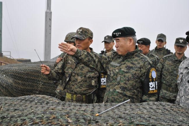 권오성 육군참모총장에게 적 상황을 보고하고 있는 윤봉희 장군.jpg