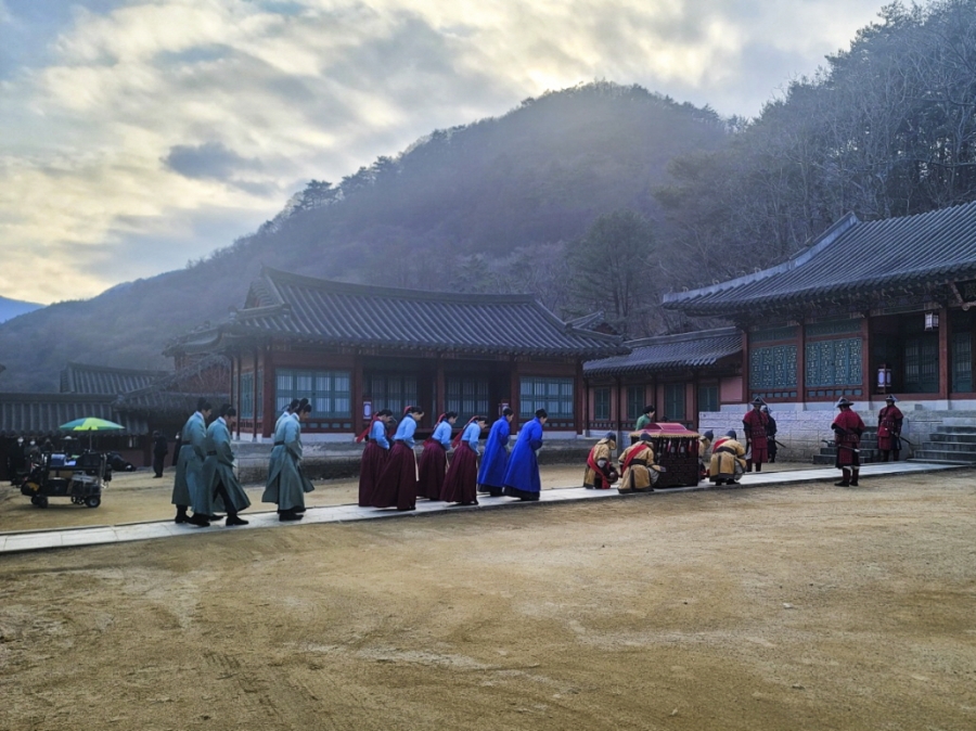 실과소 사진자료 1(한국관광공사 2월에 가볼만한 곳)_관광진흥과, 문경새재오픈세트장 촬영현장.jpg