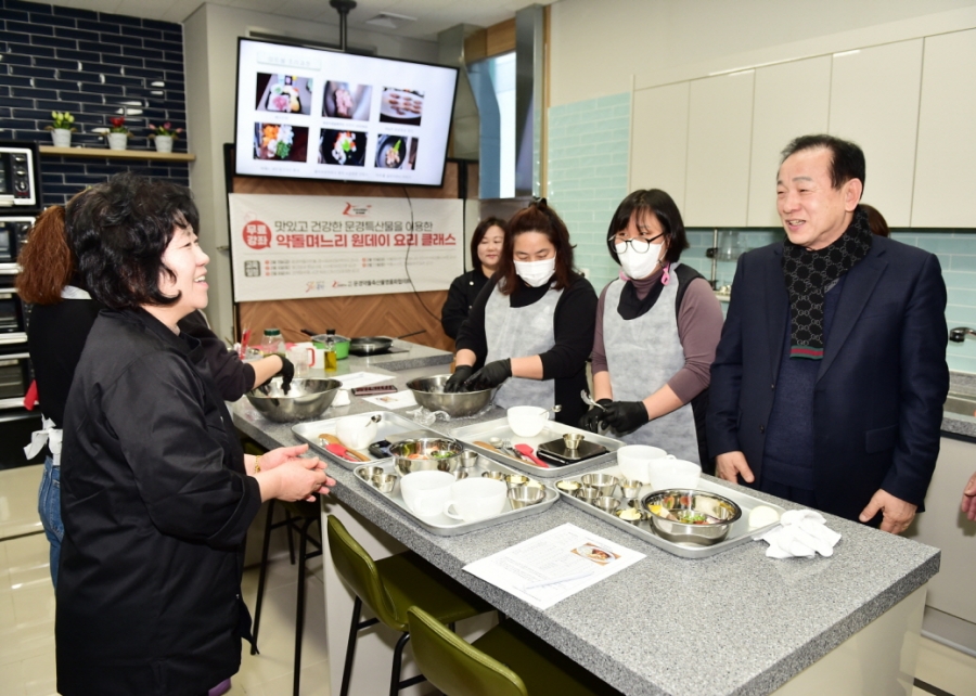 0203 실과소 사진자료4(문경약돌축산물 가공품 원데이요리 클래스 운영)_유통축산과(3).jpg