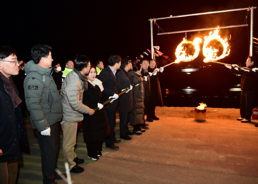 0206 사진자료1(문경시 산북면, 제14회 소원성취 달집태우기 행사 개최_점화)_산북면.jpg
