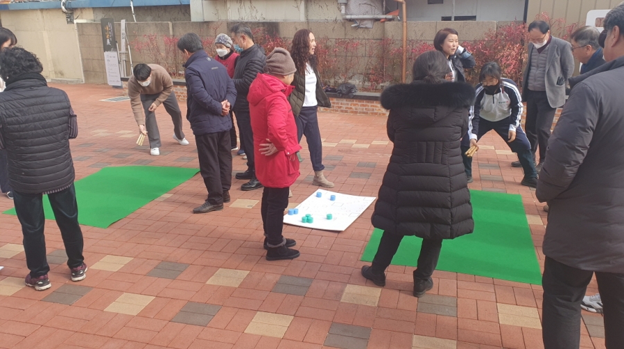 2 도시재생과- 문경시도시재생지원센터, 상인주민 윷놀이 대회로 화합 다져.jpg
