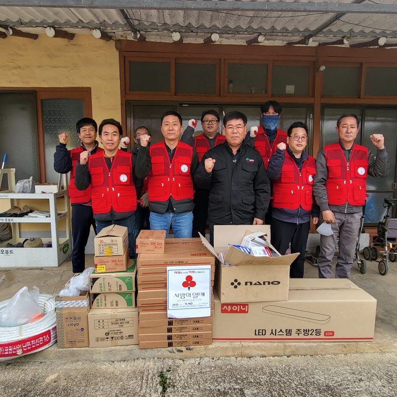 0317 읍면동 사진자료3(문경주흘자원봉사단, 점촌4동 소외계층에 전기수리 재능봉사 실시)-점촌4동.jpg