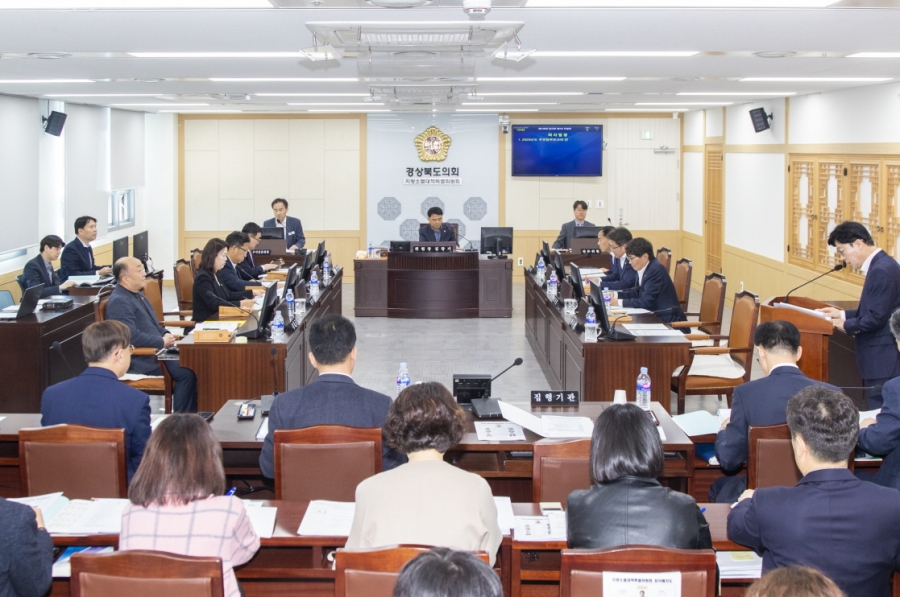 지방소멸대책특별위원회 회의 사진.JPG