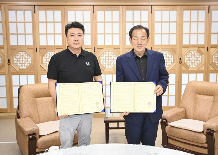 0525 실과소 사진자료 2(문경시, 문경 실내촬영 스튜디오 운영관리 위·수탁 계약 체결)-관광진흥과 (1).jpg