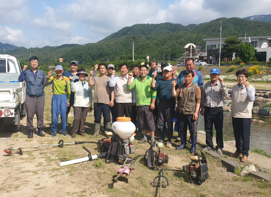 0605 읍면동 사진자료 1(동로면 농업경영인회 손님맞이 도로변 환경정비 실시)-동로면 (3).jpg