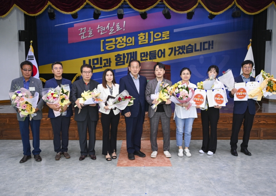 0605 실과소 사진자료 2(문경시, 2023년 2분기 Yes문경 친절우수업소 선정)-식품위생과.jpg