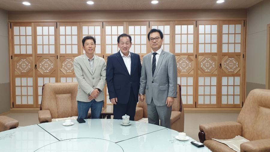1025 실과소 사진자료 2(고탁희 중국한국인총연합회 회장 문경시청 예방)-총무과.jpg