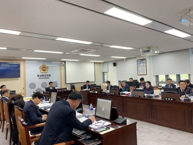 문화환경위원회__행정사무감사(문화관광체육국__경북도서관)_사진.JPG