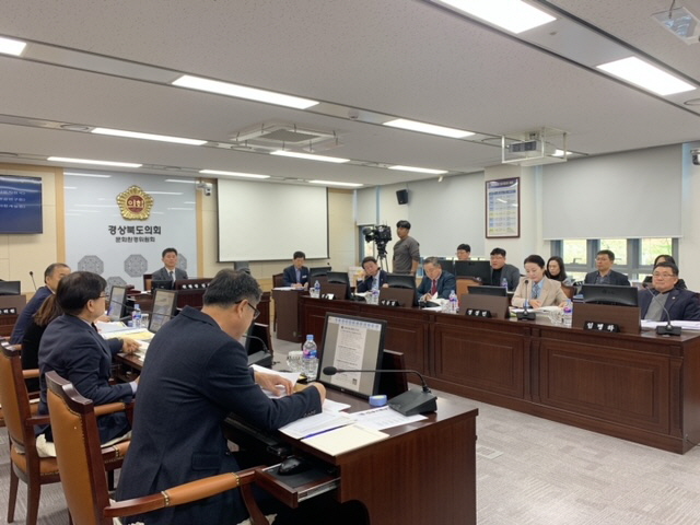 문화환경위원회_행정사무감사_사진.JPG
