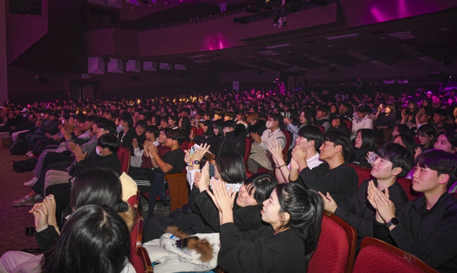 1120 실과소 사진자료 1(2023 수고했수능 콘서트 개최)-문화예술과 (3).jpg