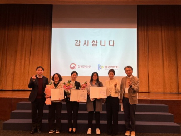 1120 실과소 사진자료 2(문경시, 2023년 지자체 감염병 대응 실무자 교육(FETP-F) 최종평가 포스터부문 은상 수상)-보건사업과 (2)_왼쪽에서 세 번째 문경시 담당자.jpg
