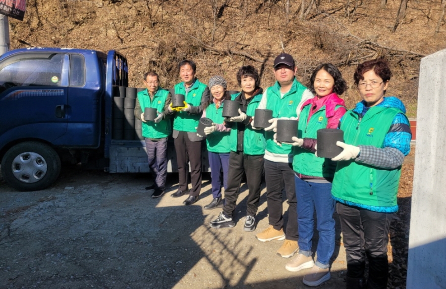 1205 읍면동 사진자료 2(동로면 새마을회, 사랑의 연탄 나눔 행사)-동로면 (2).jpg