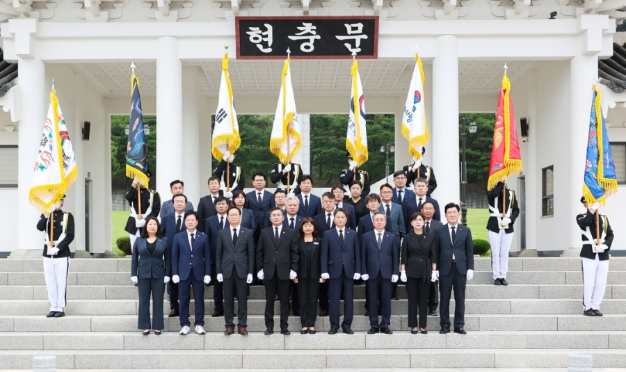 제12대 후반기 의장단·상임위원장 호국원 참배.jpg