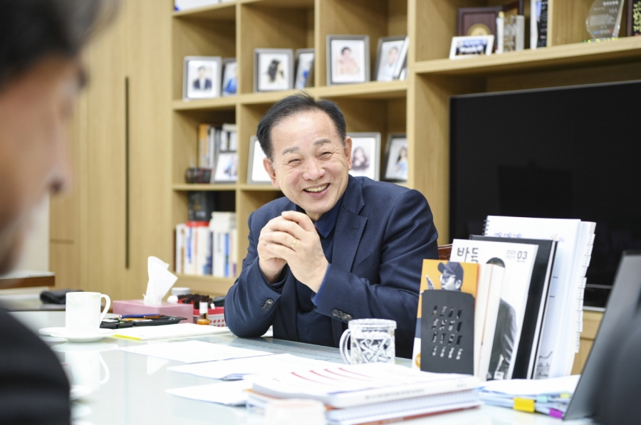 2-1. 활짝 웃는 신현국 시장.jpg