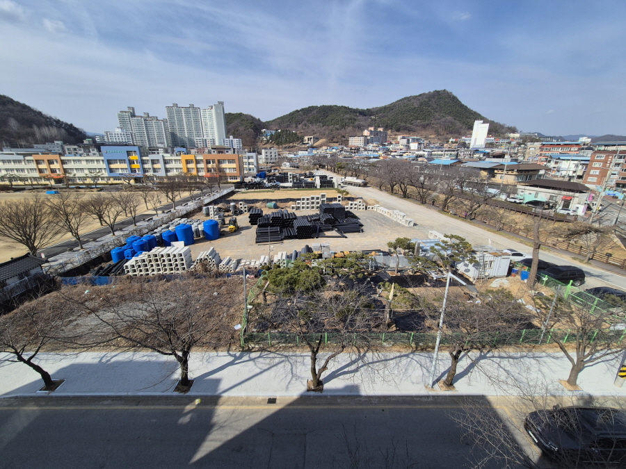 6-4. 문경여중 통학로 인도정비_공사후 원경(도시과).jpg