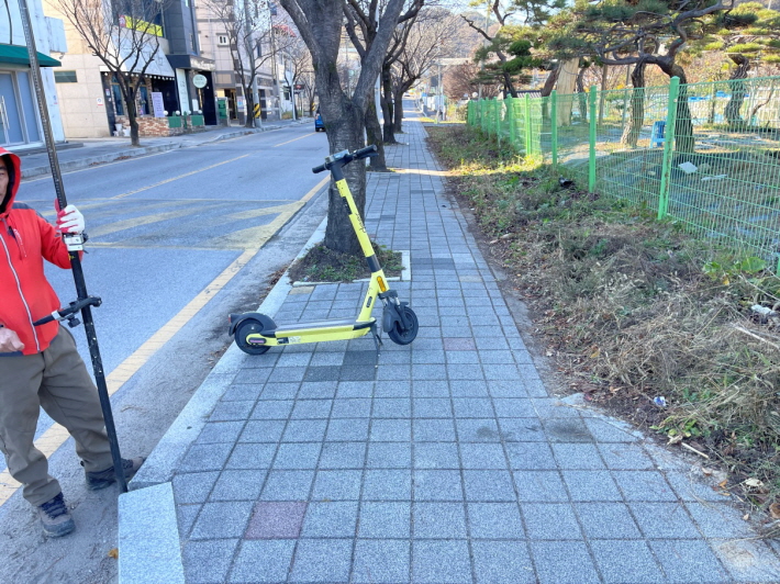 6-1. 문경여중 통학로 인도정비_공사전 근경(도시과).jpg